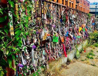 크로스본즈 묘지 & 추모 정원 (Crossbones Graveyard & Garden of Remembrance)